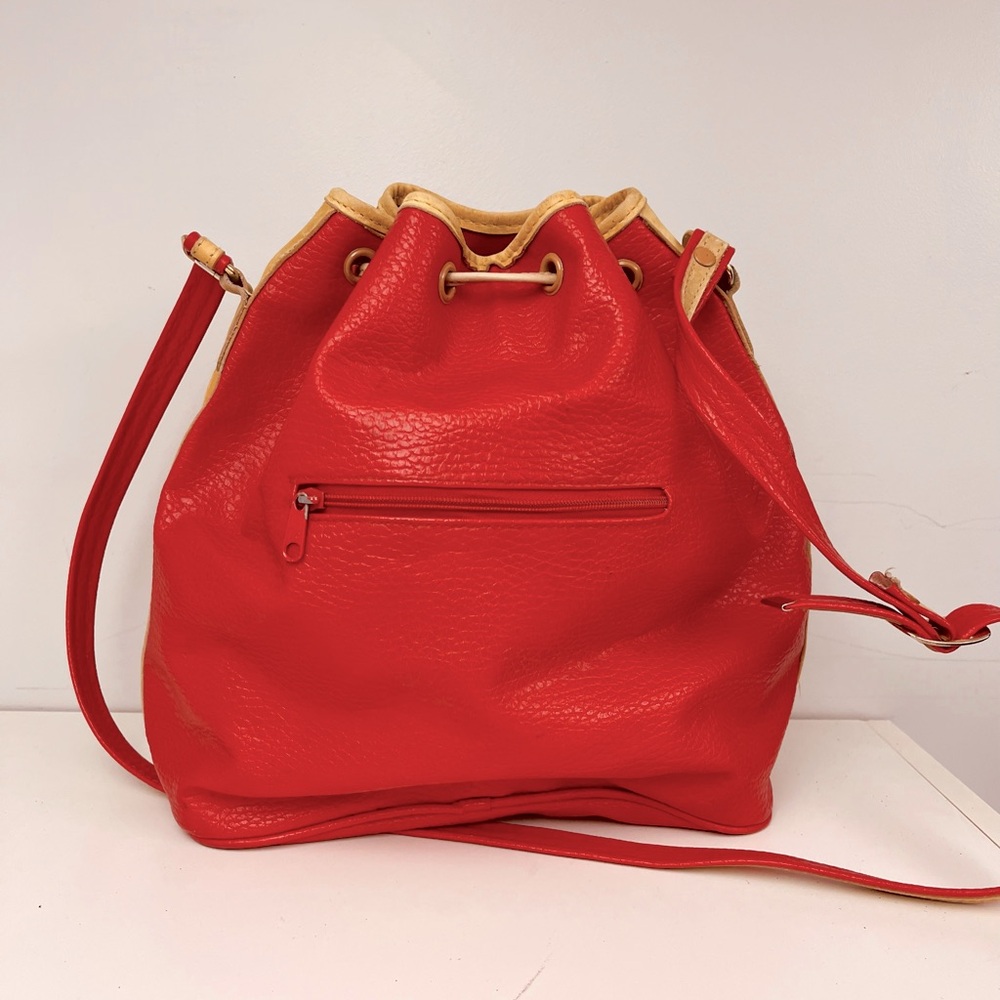 ❌SOLD❌ Vintage Red Textured Faux Leather Drawstring Bucket Bag - Picture 7 of 10